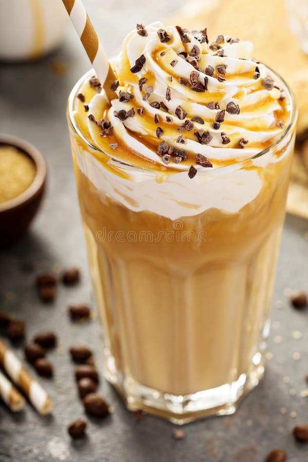 Замороженный кофе latte карамельки в высокорослом стекле стоковая фотография