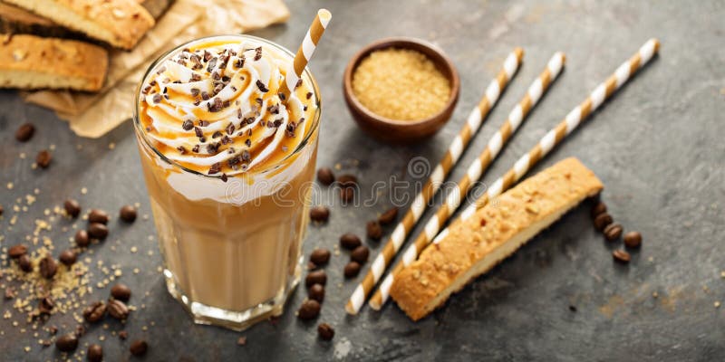 Замороженный кофе latte карамельки в высокорослом стекле стоковое изображение