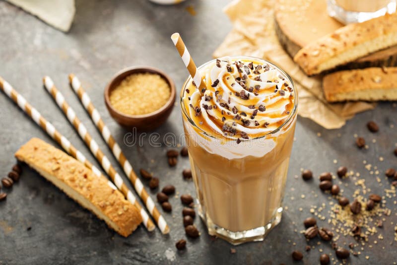 Замороженный кофе latte карамельки в высокорослом стекле стоковое фото