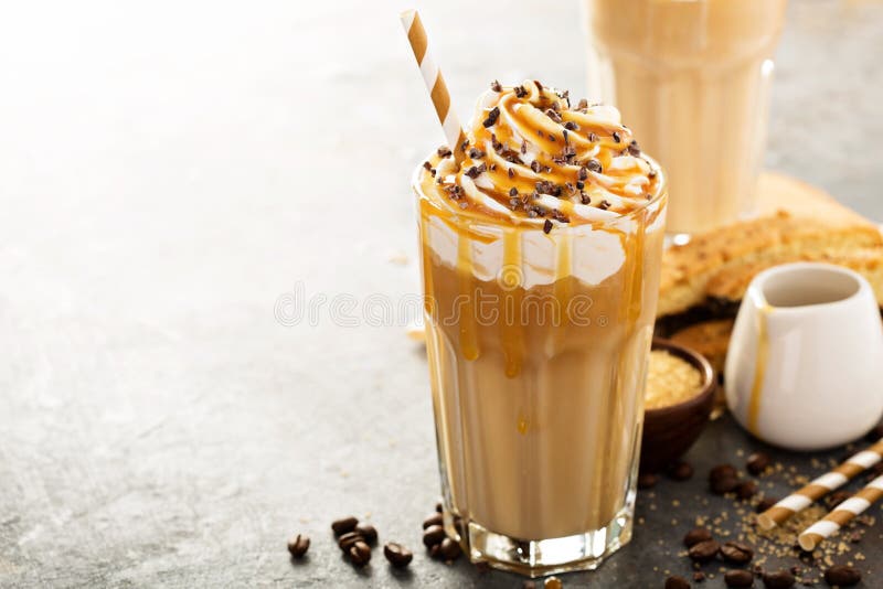 Замороженный кофе latte карамельки в высокорослом стекле стоковое фото rf