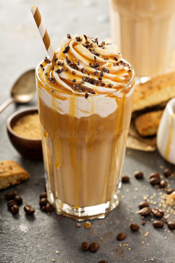 Замороженный кофе latte карамельки в высокорослом стекле стоковое изображение