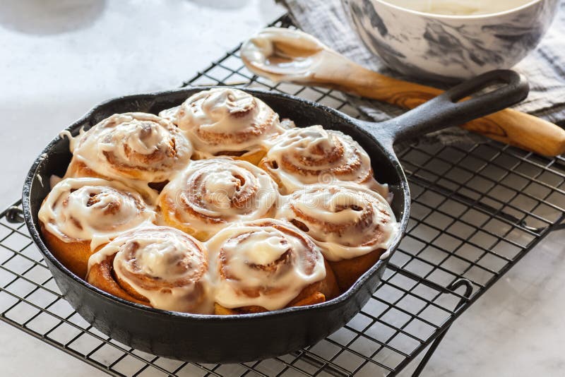 Замороженный циннамон Rolls в Skillet литого железа стоковые фотографии rf