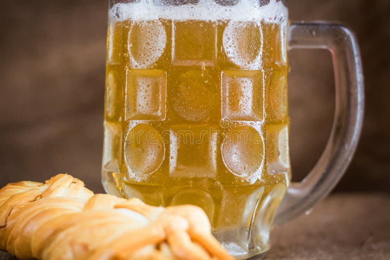 Заморозк-покрытая кружка с холодным пивом