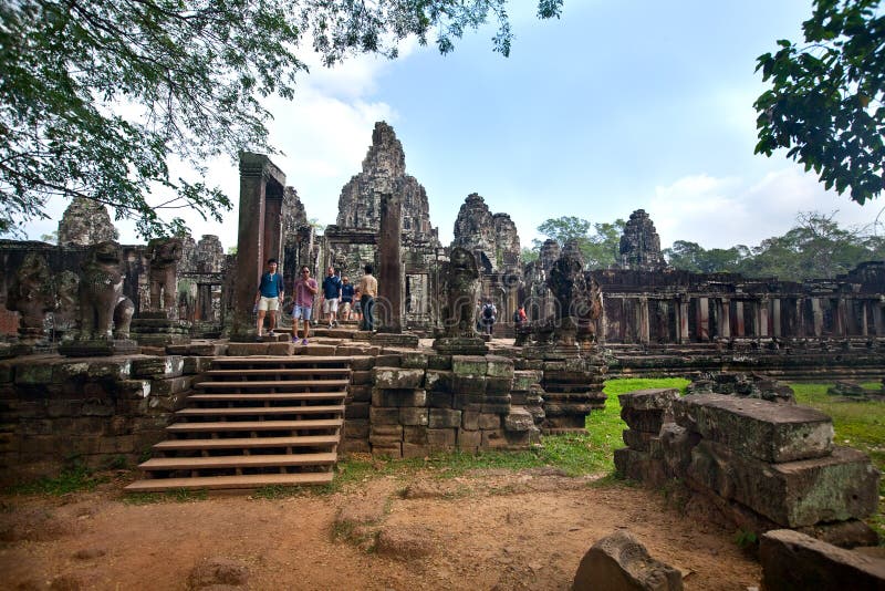 Западный вход виска Bayon рано утром как часть древнего храма руин Камбоджи Angkor Wat 28-ое декабря 2013 стоковое изображение rf Западный вход виска Bayon рано утром как часть древнего храма руин Камбоджи Angkor Wat 28-ое декабря 2013 стоковое изображение rf