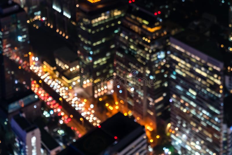 Запачканный свет города в виде с воздуха Ночи предпосылки bokeh конспекта свет defocused городской строя на деловом центре Бангко стоковое фото rf Запачканный свет города в виде с воздуха Ночи предпосылки bokeh конспекта свет defocused городской строя на деловом центре Бангко стоковое фото rf