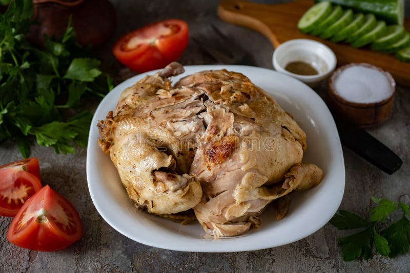 запеченная курица на блюде. цыпленок на тарелке на обед. закрытие стоковая фотография rf