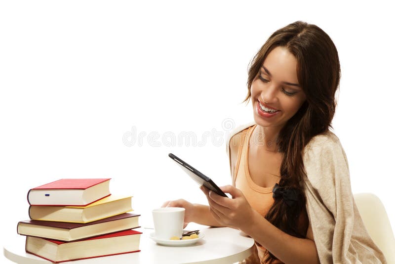 записывает детенышей женщины чтения ebook счастливых близких стоковые изображения