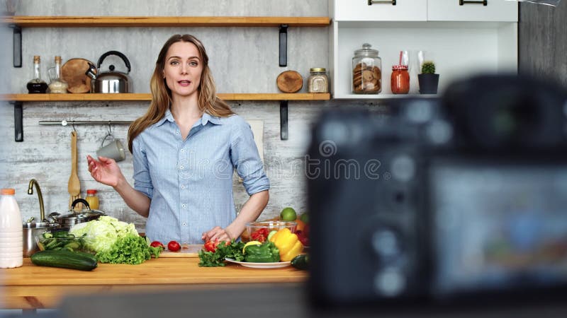 Запись прелестной женщины, что приготовление пищи на кухне. Снимок на красной камере кино ворона 4k
