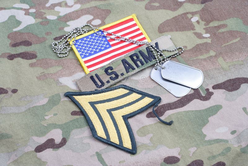 Заплата Сержанта АРМИИ США шереножная, заплата флага, с регистрационным номером собаки на камуфляжной форме стоковые изображения rf Заплата Сержанта АРМИИ США шереножная, заплата флага, с регистрационным номером собаки на камуфляжной форме стоковые изображения rf
