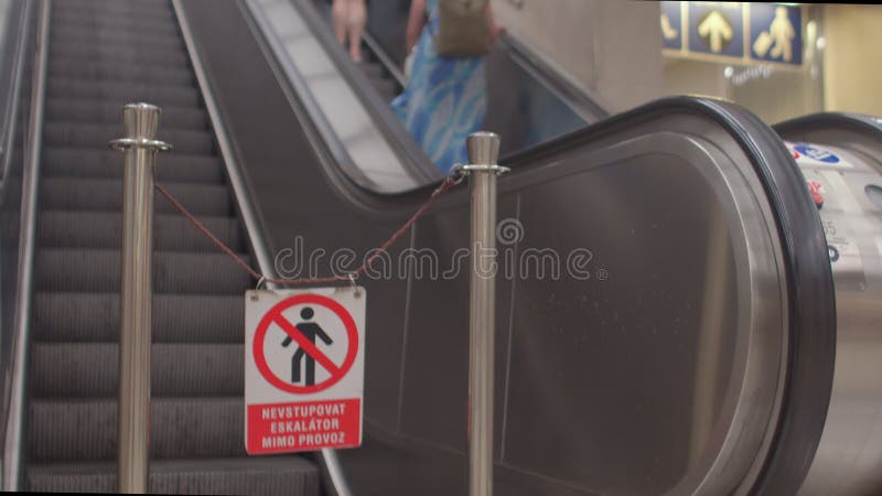 запрещенные пешеходы на эскалаторе. остановка одного эскалатора раздела