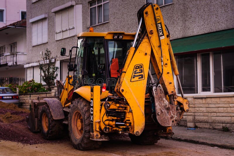 Затяжелитель Backhoe в улице стоковое изображение Затяжелитель Backhoe в улице стоковое изображение