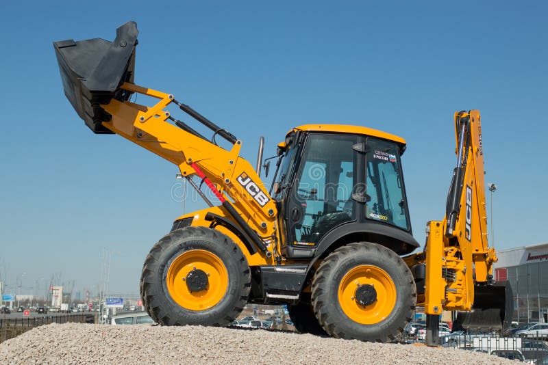 Затяжелитель backhoe JCB стоит на рекламируя стойке на юге города Надпись на тракторе - сделанном в СВЯТОМ России стоковое фото rf Затяжелитель backhoe JCB стоит на рекламируя стойке на юге города Надпись на тракторе - сделанном в СВЯТОМ России стоковое фото rf