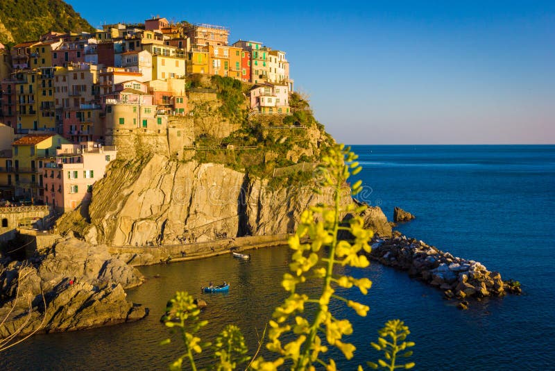 Заход солнца в Manarola, Cinque Terre, Италии стоковое фото rf Заход солнца в Manarola, Cinque Terre, Италии стоковое фото rf