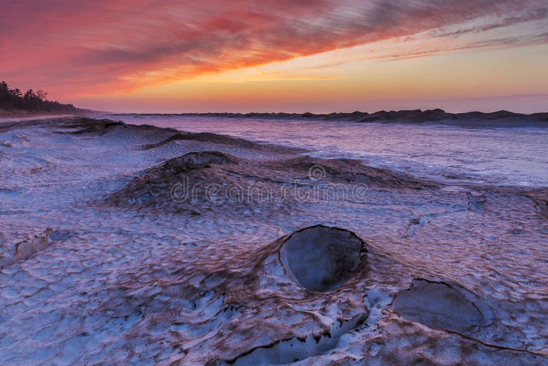 Заход солнца зимы на бечевнике Lake Huron стоковое фото