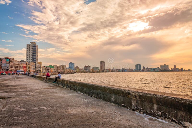 Заход солнца на Malecon, старой Гаване, Кубе стоковое изображение Заход солнца на Malecon, старой Гаване, Кубе стоковое изображение