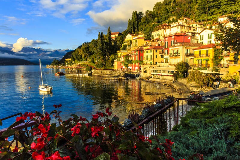Заход солнца на Varenna, Италии стоковые фото Заход солнца на Varenna, Италии стоковые фото