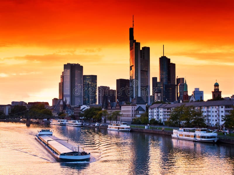 заход солнца frankfurt стоковые фотографии rf заход солнца frankfurt стоковые фотографии rf