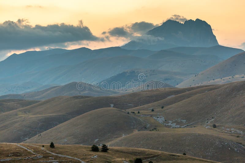 Заход солнца на Gran Sasso - Rocca Calascio AQ стоковые изображения Заход солнца на Gran Sasso - Rocca Calascio AQ стоковые изображения