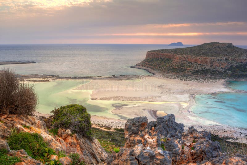 Заход солнца над красивым пляжем Balos стоковая фотография Заход солнца над красивым пляжем Balos стоковая фотография
