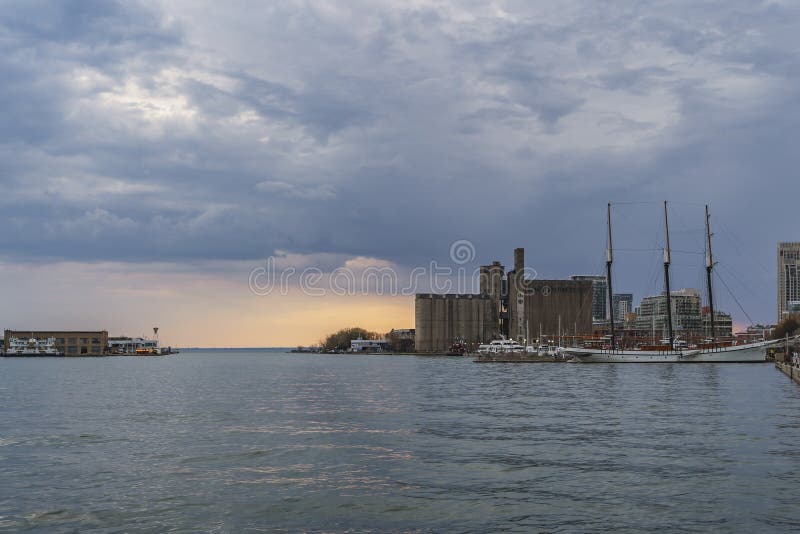 Заход солнца после дождя на Торонто lakeshore стоковая фотография rf Заход солнца после дождя на Торонто lakeshore стоковая фотография rf