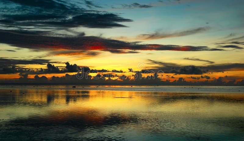 заход солнца шторма Фиджи