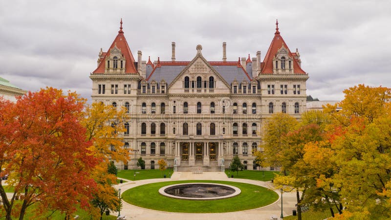 Здание капитолия палаты Нью-Йорка сезона падения в Albany стоковые изображения