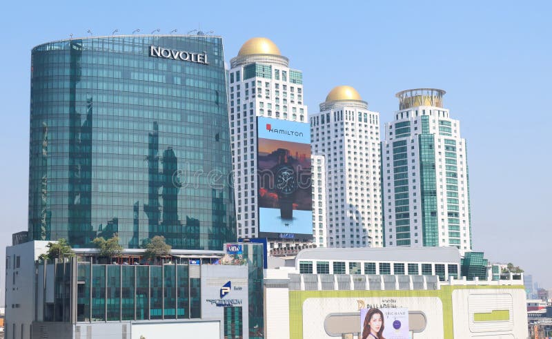 Здания знаменательной взлетит в голубое небо в Бангкоке стоковое изображение