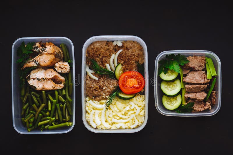 Здоровая еда в контейнерах на черной предпосылке: закуска, обедающий, обед Испеченные рыбы, фасоли, котлеты говядины, картофельны стоковое изображение Здоровая еда в контейнерах на черной предпосылке: закуска, обедающий, обед Испеченные рыбы, фасоли, котлеты говядины, картофельны стоковое изображение