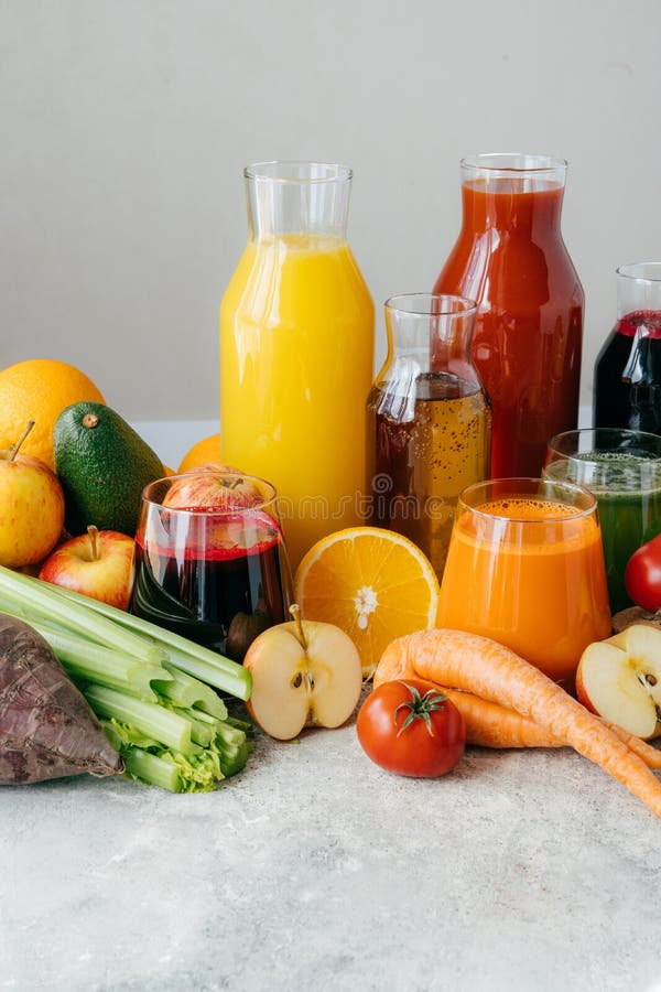 Здоровые фруктовые соки овоща и или smoothie в стеклянных бутылках, зрелых кусках апельсина, яблока, красного томата, моркови, се стоковые изображения Здоровые фруктовые соки овоща и или smoothie в стеклянных бутылках, зрелых кусках апельсина, яблока, красного томата, моркови, се стоковые изображения