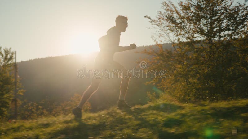 здоровый спортивный кавказский бегун мужчина спортивный парень спортсмен бегун упражнения бег чек таймер
