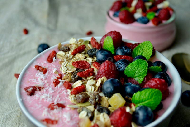 Здоровый шар Smoothie завтрака с полениками, голубиками, g стоковая фотография rf Здоровый шар Smoothie завтрака с полениками, голубиками, g стоковая фотография rf