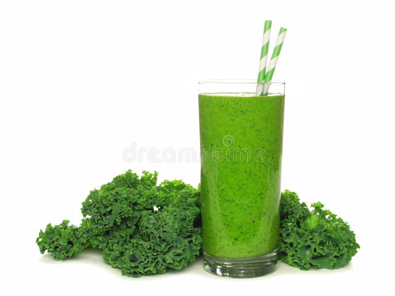 Зеленый smoothie при листовая капуста изолированная на белизне стоковое фото Зеленый smoothie при листовая капуста изолированная на белизне стоковое фото