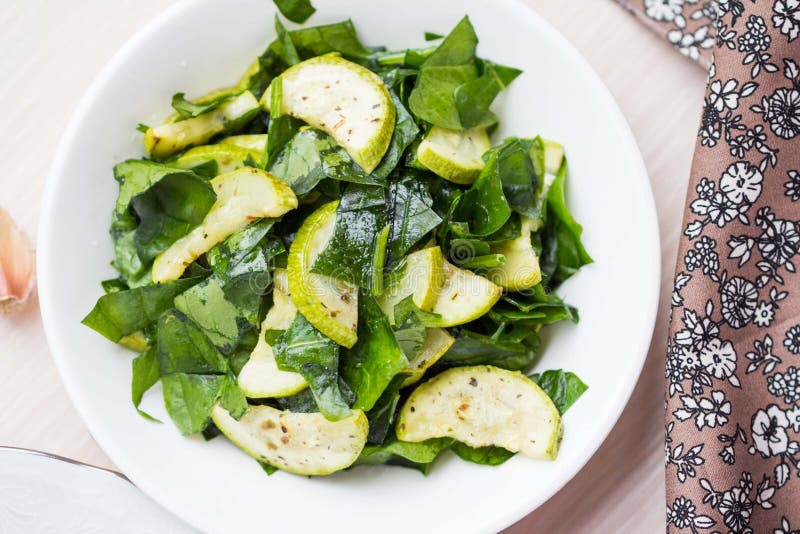 Зеленый салат с цукини, шпинатом, скачет свежее, здоровое блюдо