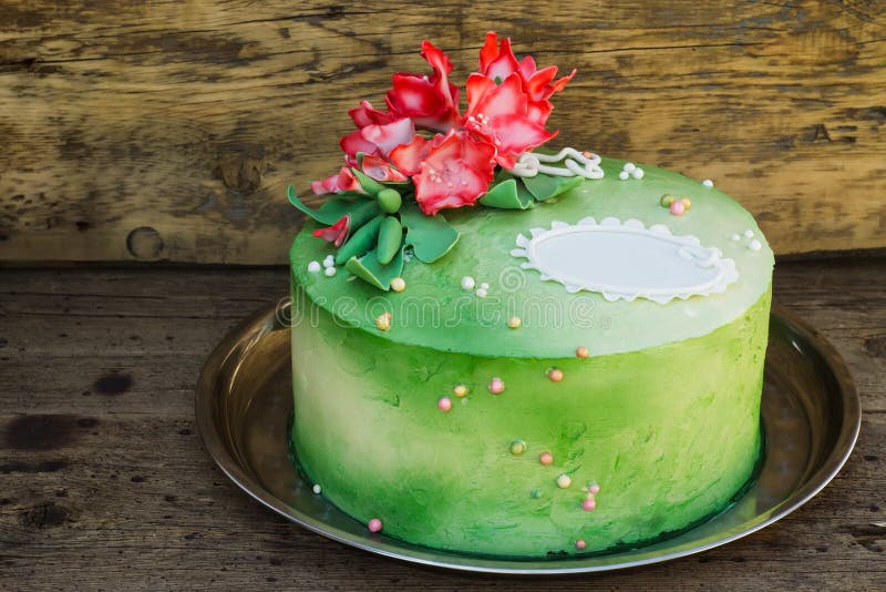 Зеленый торт с цветками сахара Стоковое Изображение - изображение ...