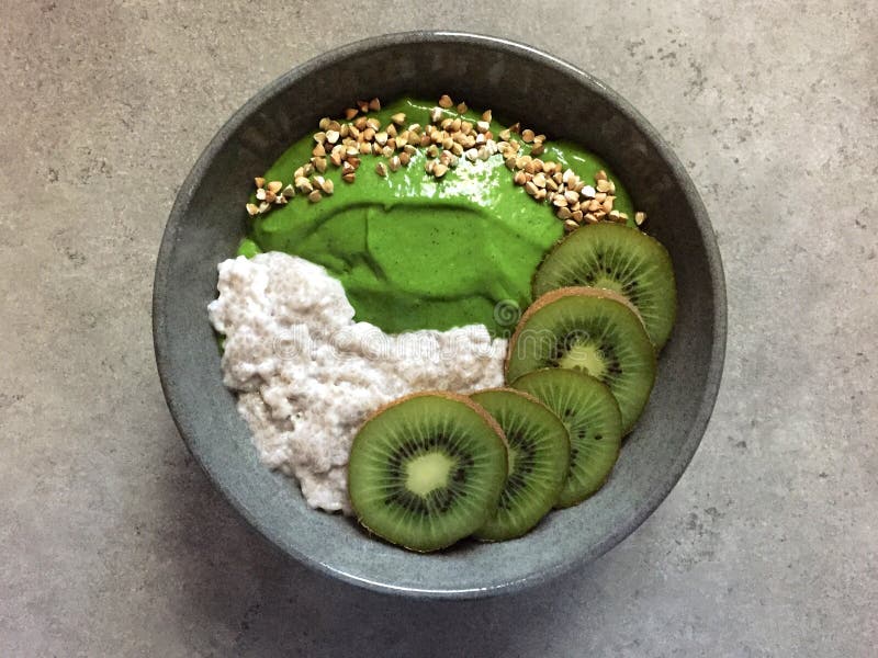 Зеленый шар smoothie с гречихой, киви и пудингом chia стоковые изображения rf Зеленый шар smoothie с гречихой, киви и пудингом chia стоковые изображения rf