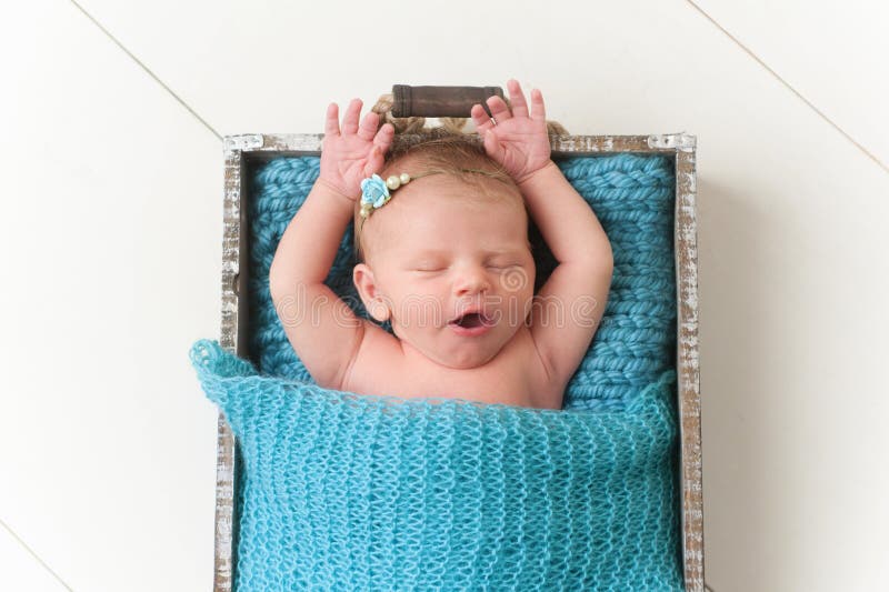 Зевая Newborn ребёнок стоковое фото Зевая Newborn ребёнок стоковое фото