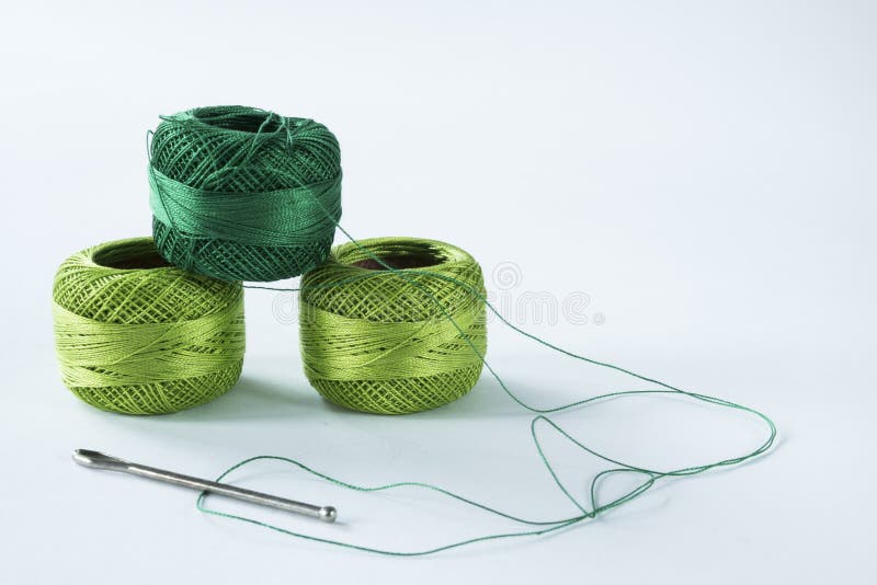 Зеленая пряжа вязания крючком с ножницами и иглой Белая предпосылка, стоковая фотография Зеленая пряжа вязания крючком с ножницами и иглой Белая предпосылка, стоковая фотография