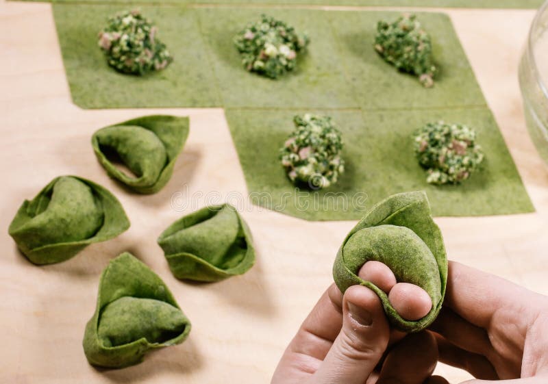 Зеленое Tortelloni Типичные пасту Bolognese домашние свежие заполненные стоковые изображения