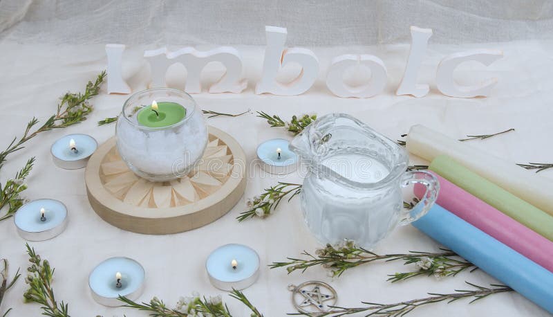 Зеленые цветки, свечи алтара для Саббата Imbolc стоковая фотография rf Зеленые цветки, свечи алтара для Саббата Imbolc стоковая фотография rf