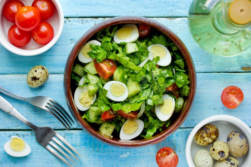 Зеленый vegetable салат с яичками и оливкой триперсток томатов вишни стоковое изображение Зеленый vegetable салат с яичками и оливкой триперсток томатов вишни стоковое изображение