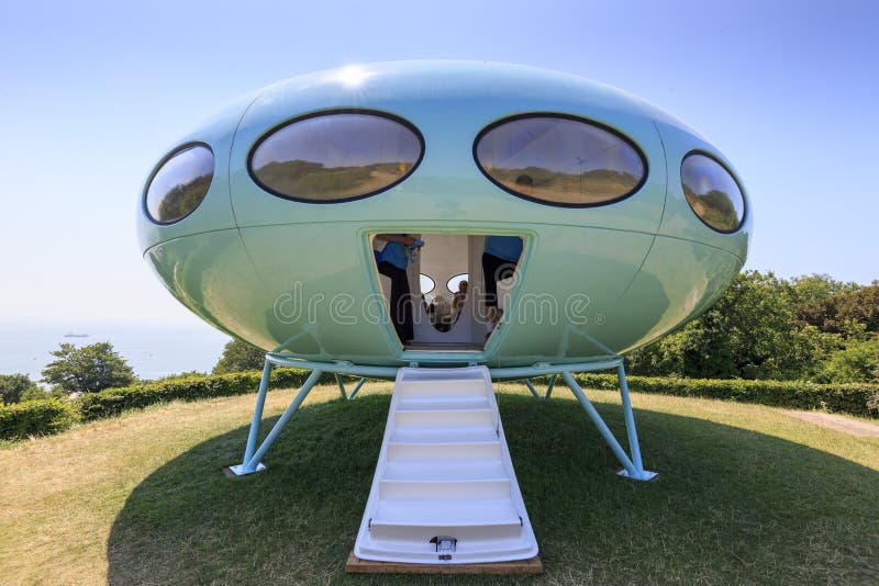 Зеленый дом UFO пластиковый Futuro конструированный Matti Suuronen стоковые фотографии rf Зеленый дом UFO пластиковый Futuro конструированный Matti Suuronen стоковые фотографии rf