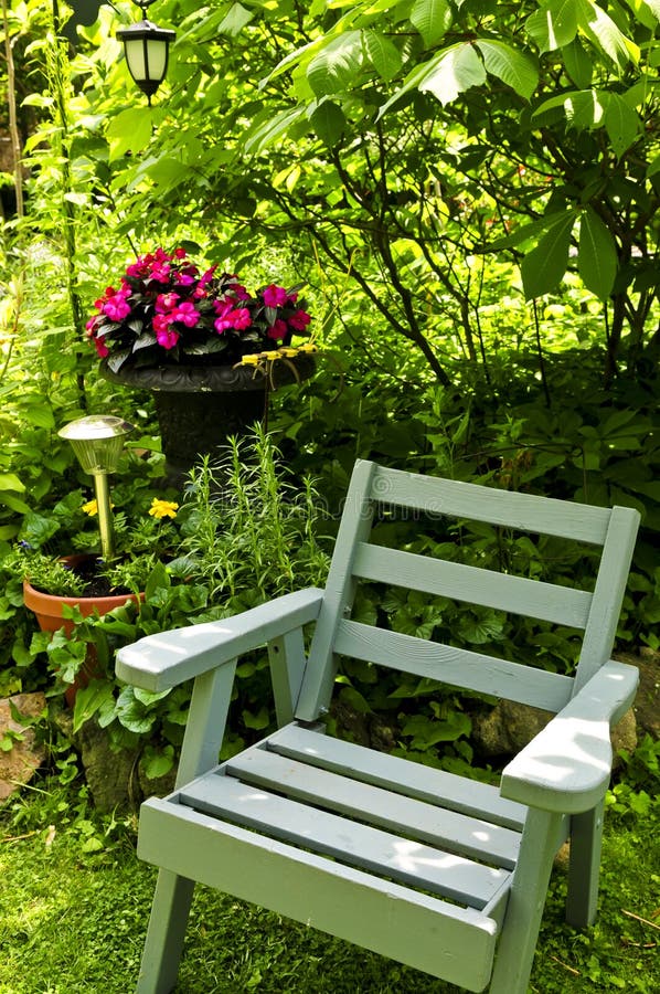 зеленый цвет сада стула