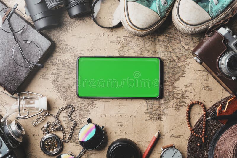Зеленый экран на смартфоне, предпосылке концепции перемещения Надземный взгляд аксессуаров путешественника на старой винтажной ка стоковое фото Зеленый экран на смартфоне, предпосылке концепции перемещения Надземный взгляд аксессуаров путешественника на старой винтажной ка стоковое фото