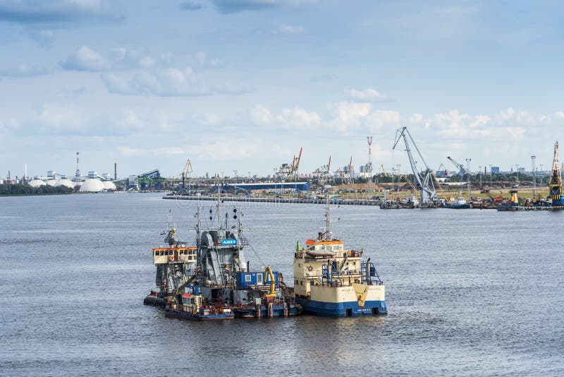 Земснаряд и хоппер barge внутри проход Рига стоковое фото Земснаряд и хоппер barge внутри проход Рига стоковое фото