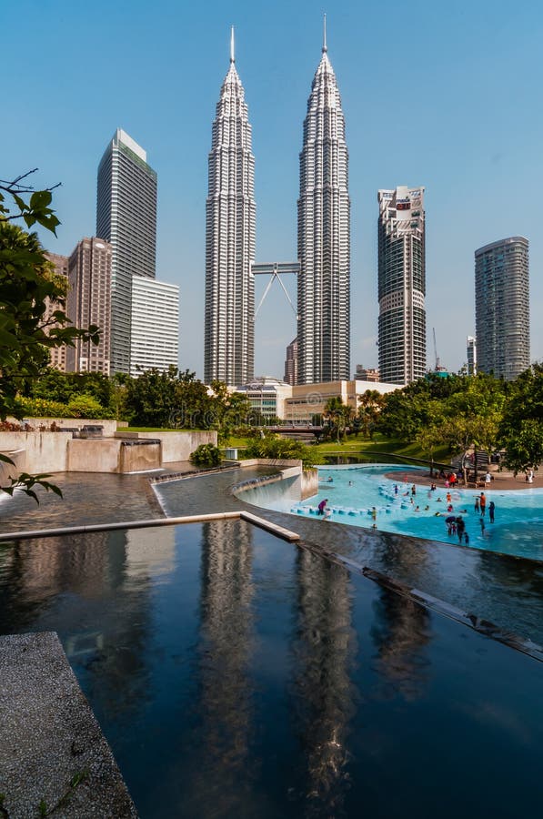 Зеркало KLCC от озера стоковые изображения rf Зеркало KLCC от озера стоковые изображения rf