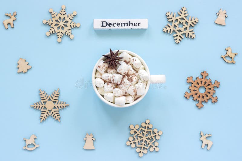 зефиры какао кружки в декабре календаря и большие деревянные снежинки
