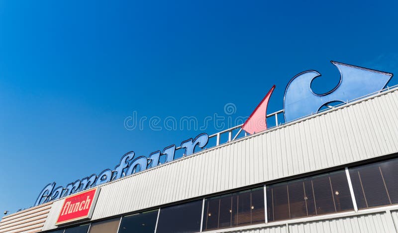 Знак carrefour, гигантская французская сеть супермаркетов стоковое фото rf Знак carrefour, гигантская французская сеть супермаркетов стоковое фото rf
