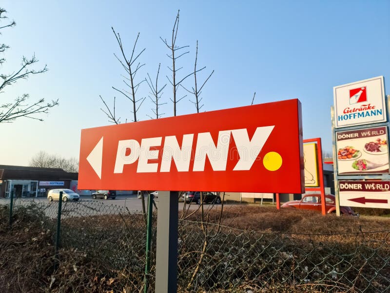 Знак Penny Market, указывающий налево в Киле (Германия) стоковое изображение