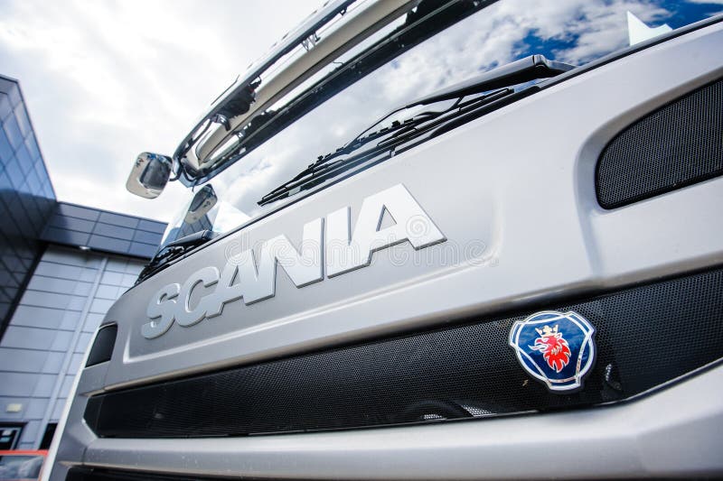 Знак Scania на клобуке тележки стоковые изображения rf Знак Scania на клобуке тележки стоковые изображения rf