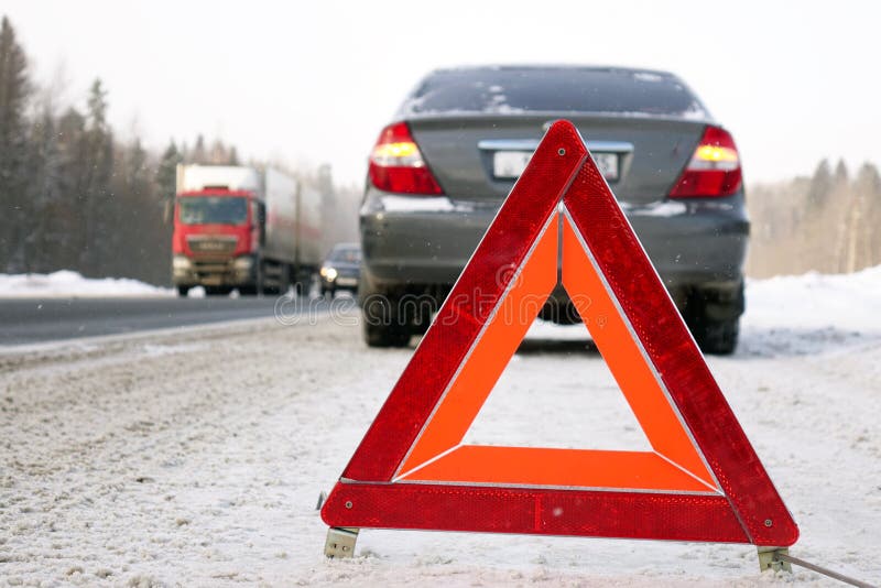 Знак аварийного стопа стоковое изображение. изображение насчитывающей ...